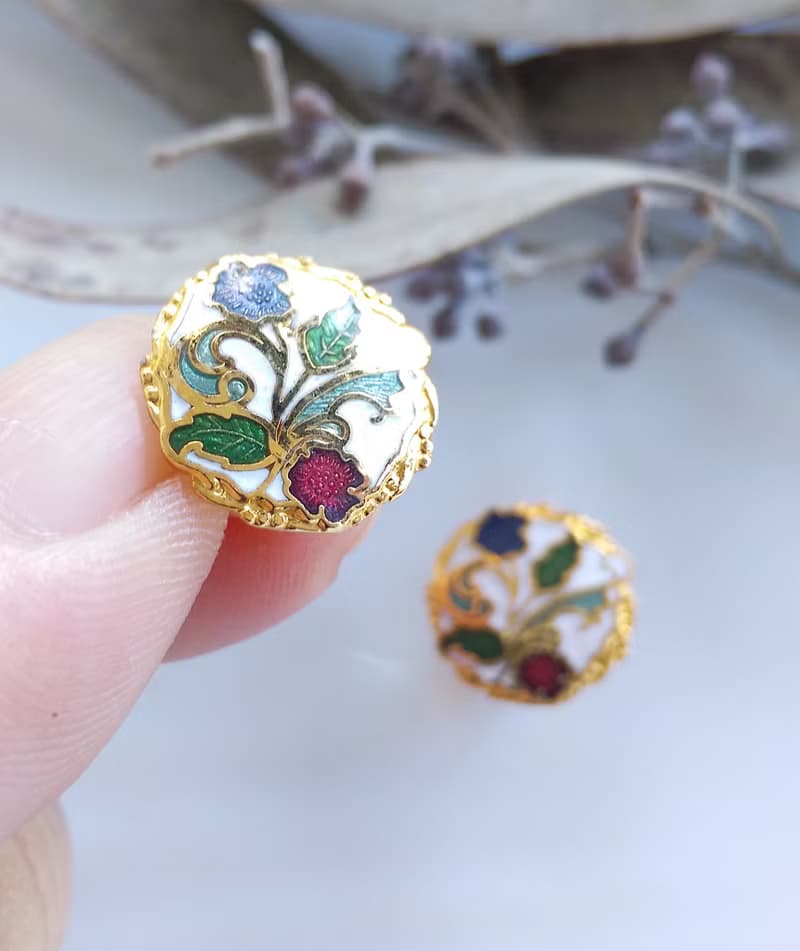 【西洋古董飾品 】景泰藍 白底 小巧花卉 夾式耳環