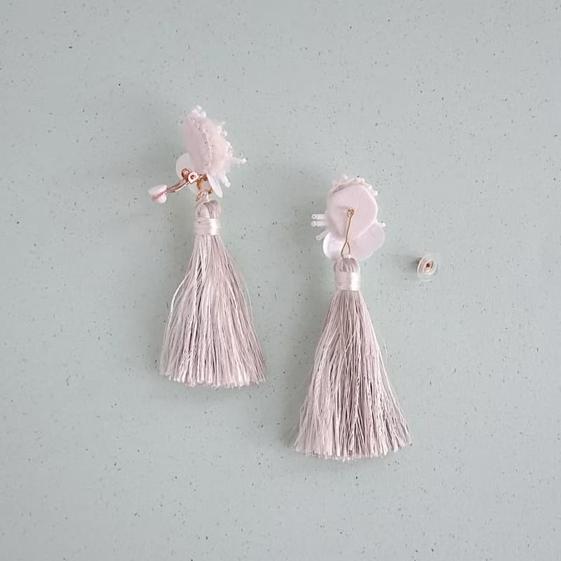 選べる金具    羊毛とビーズ刺繍のシルクコットンタッセル２way耳飾り
