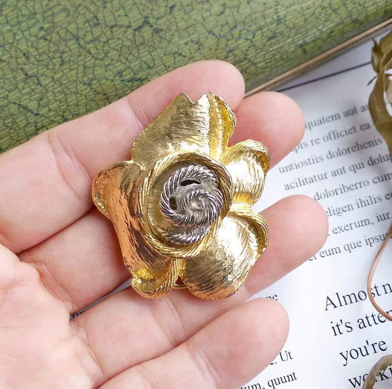 【西洋古董飾品】 雙色調 立體玫瑰 精緻  圍巾夾 絲巾扣 絲巾夾