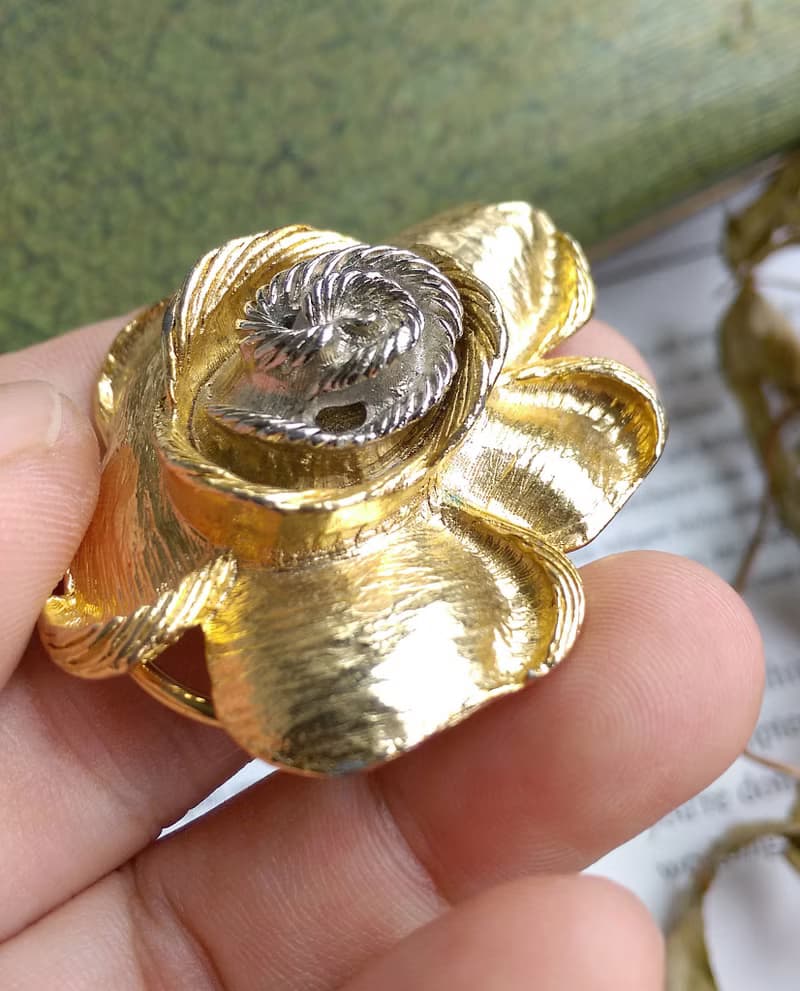 【西洋古董飾品】 雙色調 立體玫瑰 精緻  圍巾夾 絲巾扣 絲巾夾