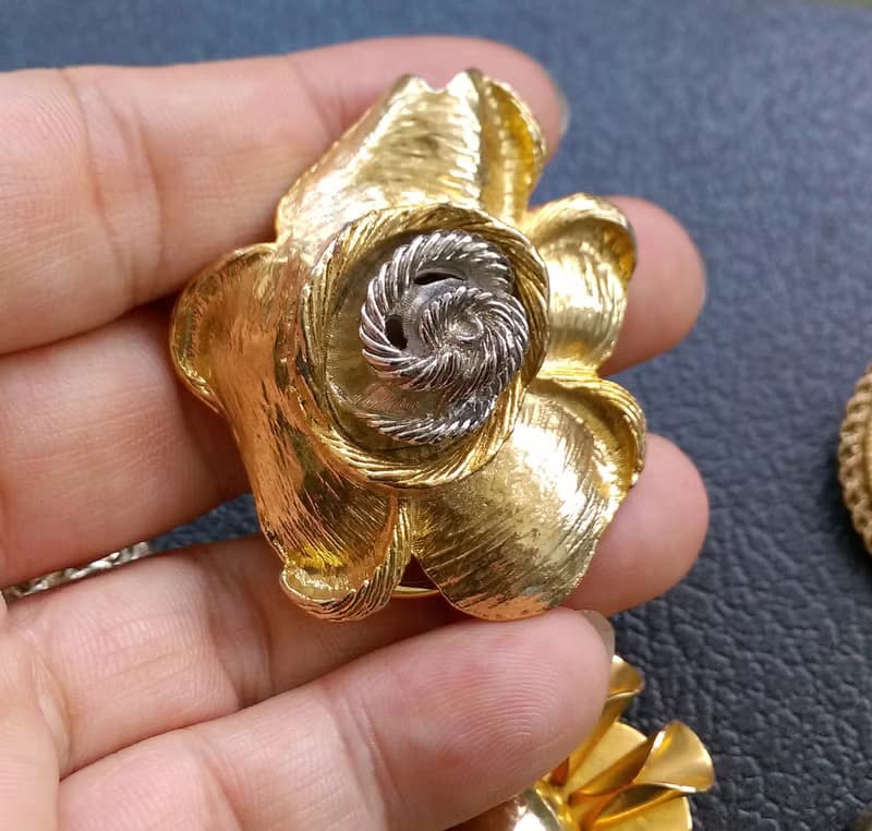 【西洋古董飾品】 雙色調 立體玫瑰 精緻  圍巾夾 絲巾扣 絲巾夾