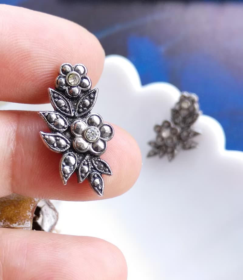 Vintage Jewelry 西洋古董飾品 AVON 銀色調 優雅 花卉 針式耳環
