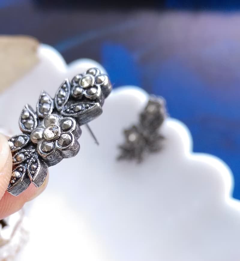 Vintage Jewelry 西洋古董飾品 AVON 銀色調 優雅 花卉 針式耳環