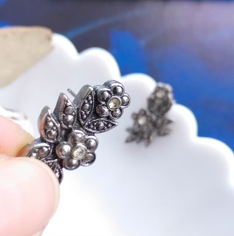 Vintage Jewelry 西洋古董飾品 AVON 銀色調 優雅 花卉 針式耳環