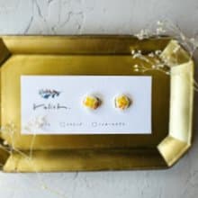 小ぶり お花 陶器 金継ぎ ピアス イヤリング ノンホールピアス 小さい シンプル 花 オレンジ イエロー 黄色 橙 ゴールド 金 ギフト プレゼント 贈り物