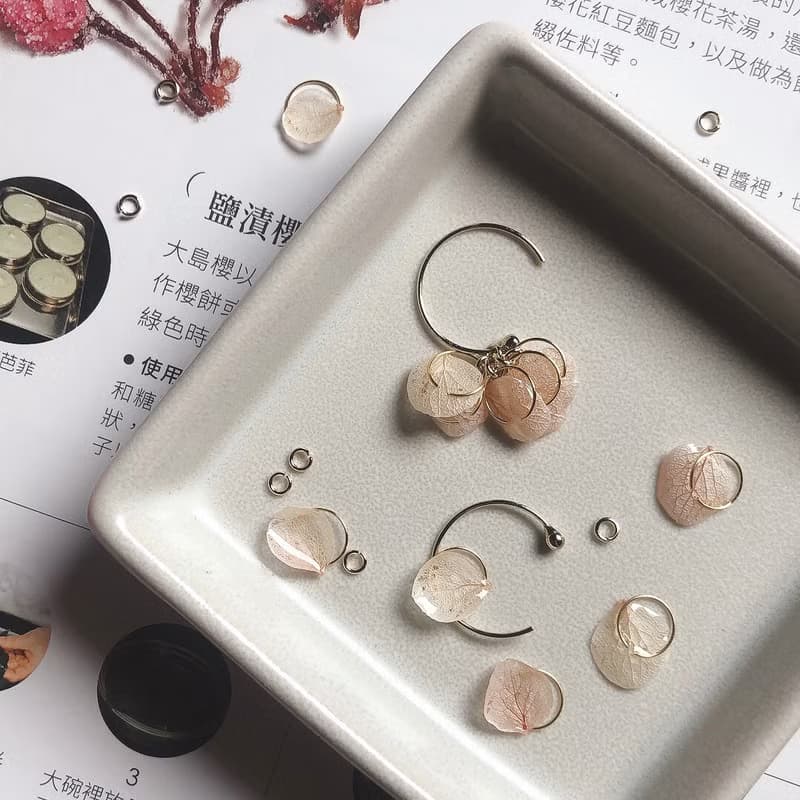 手作真花耳環/纍纍。乾燥花耳環 繡球花 禮物 耳針 耳夾