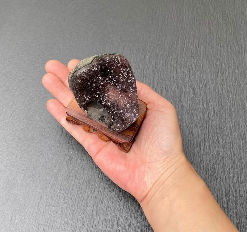 招財開運-天然原礦異象滿天星紫晶鎮招財手共生方解石 風水擺件