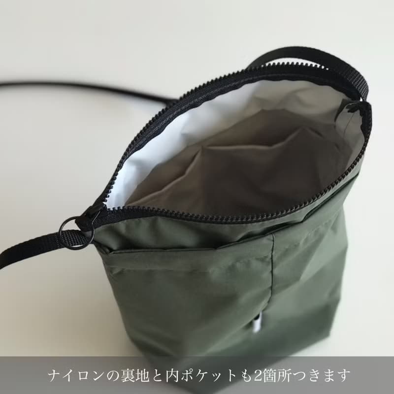 ペットボトルも入るナイロンショルダーバッグ / クラフトベージュ