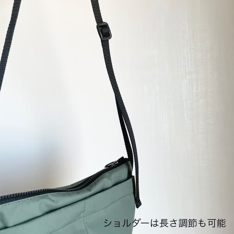 ペットボトルも入るナイロンショルダーバッグ / クラフトベージュ