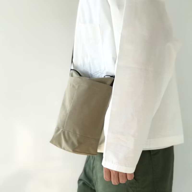 ペットボトルも入るナイロンショルダーバッグ / クラフトベージュ