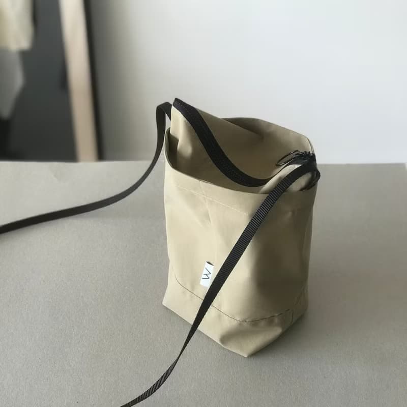 ペットボトルも入るナイロンショルダーバッグ / クラフトベージュ