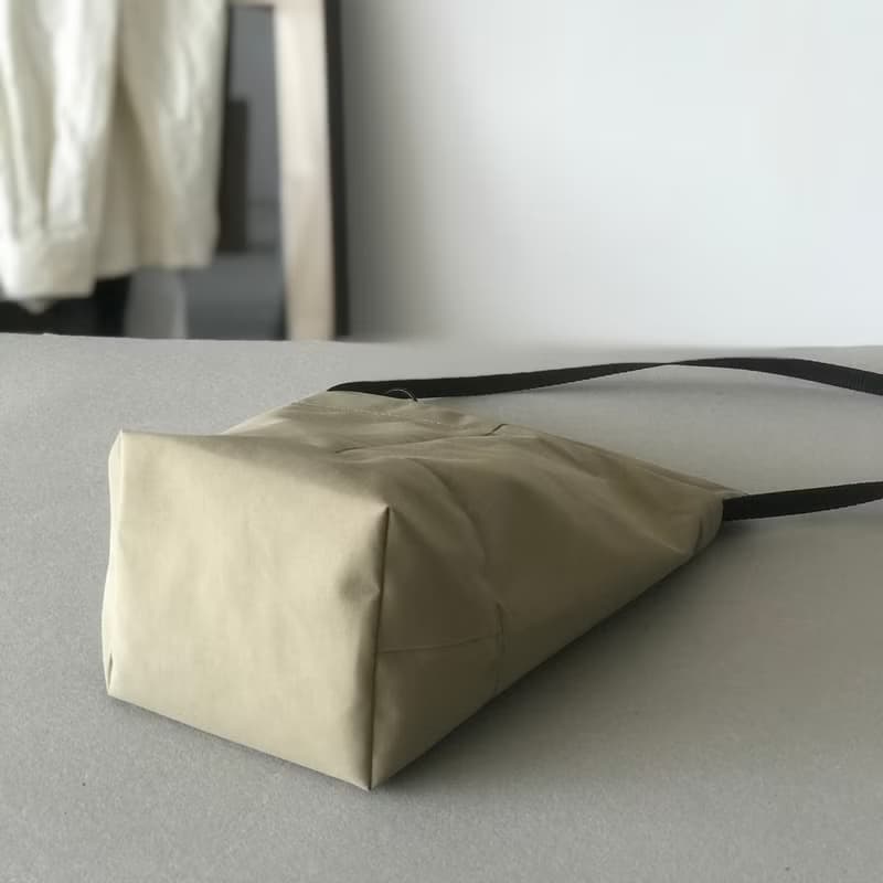 ペットボトルも入るナイロンショルダーバッグ / クラフトベージュ