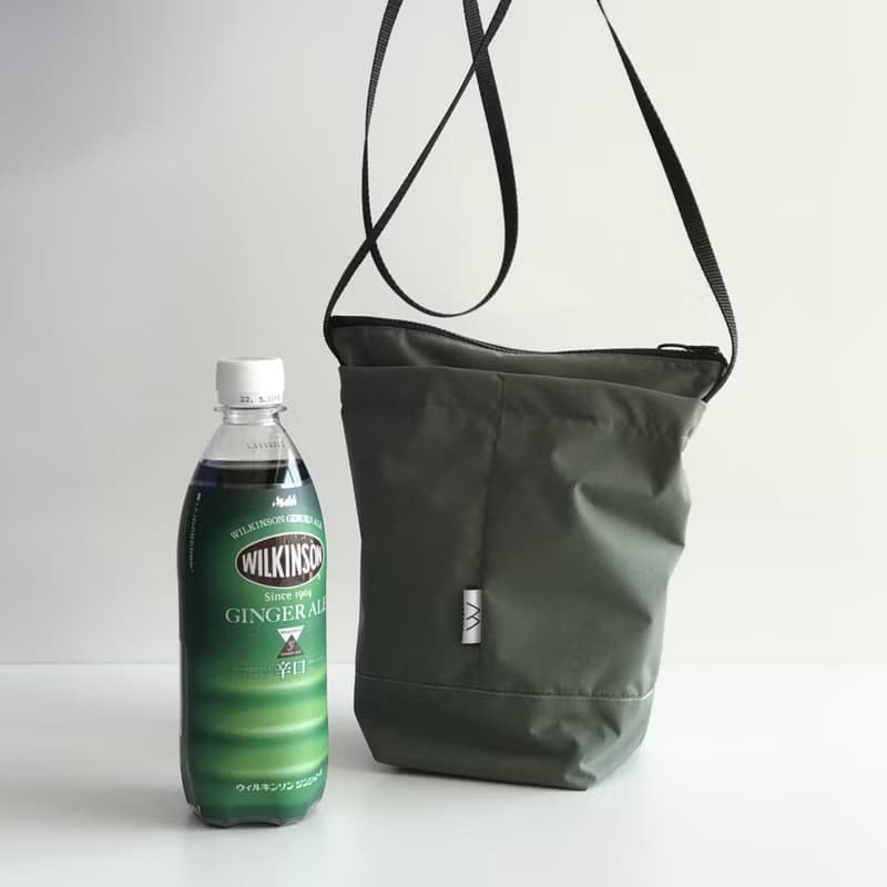 ペットボトルも入るナイロンショルダーバッグ / クラフトベージュ