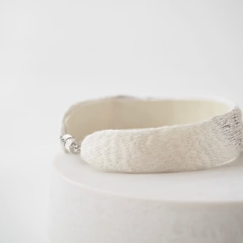 刺繍ブレスレット　オフホワイト