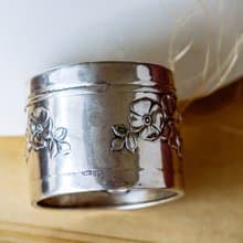 新藝術花卉銀餐巾套環 - 西洋古董