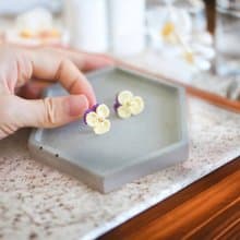 手鉤花耳夾。菫