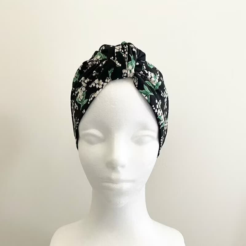 ターバンにもスカーフにもなる　使い方色々　コットン100%　自然素材　すずらん　小花柄のネッククーラー　ヘアバンド　黒　保冷剤２個付き