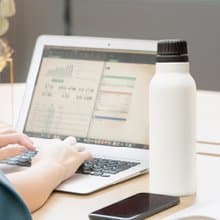 【孔雀Peacock】800ML 不鏽鋼保溫杯 氣泡水碳酸飲料專用-雪灰白