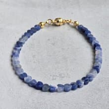 【日本製】ソーダライト ハートカット ブレスレット – マグネット留め具 / 金属アレルギー対応