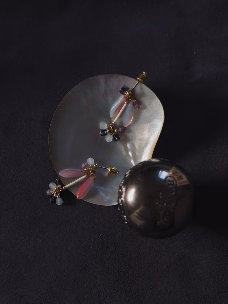 燕尾垂墜 玻璃珠短耳環 霓虹