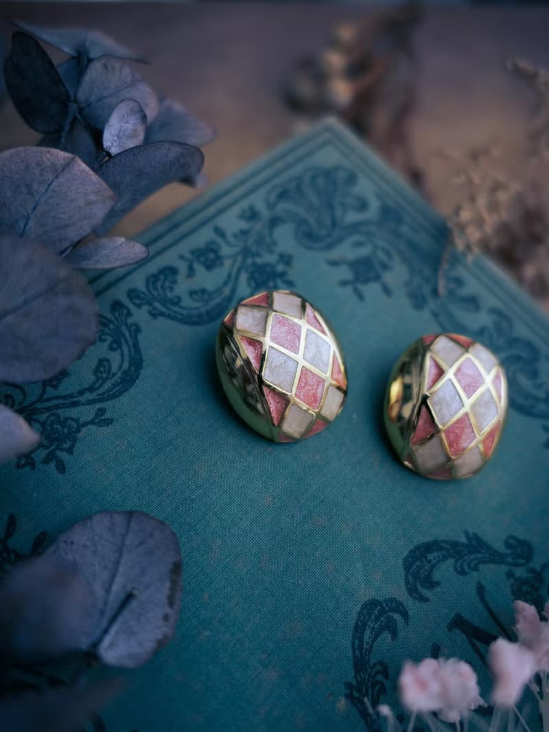 ORENA 貝殼色棋盤琺瑯耳環－法國古董首飾 Vintage Jewelry