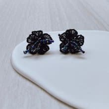 手縫刺繡扶桑花耳環 - 黑 (可改耳夾)