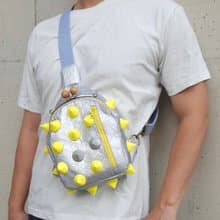 尖刺設計銀色口金包 男生斜背胸包 單肩手機包 側背 輕量