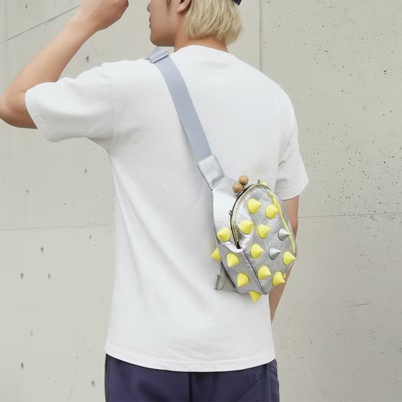 尖刺設計銀色口金包 男生斜背胸包 單肩手機包 側背 輕量