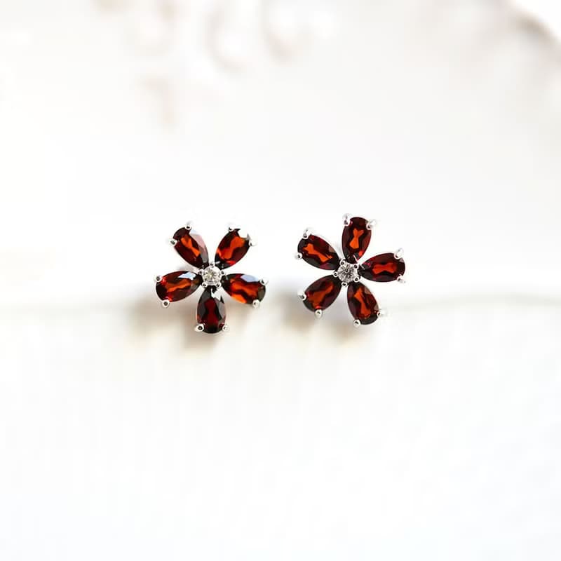 恋の成就 実りの象徴する石　フラワー ガーネットのスタッドピアス イヤリング　1月の誕生石