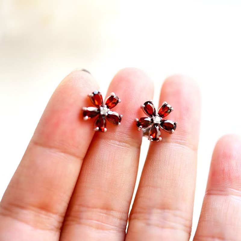 恋の成就 実りの象徴する石　フラワー ガーネットのスタッドピアス イヤリング　1月の誕生石
