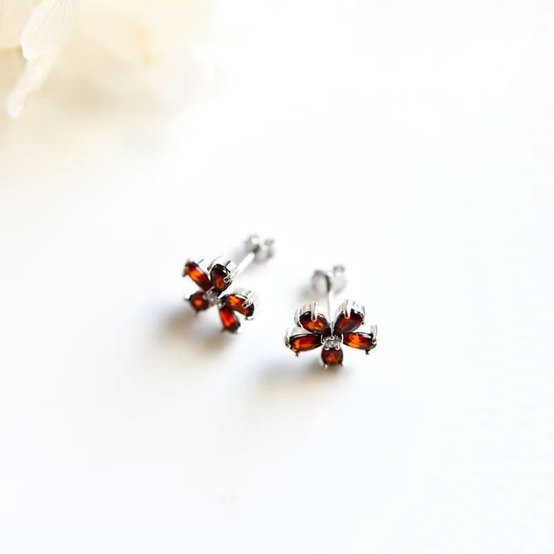 恋の成就 実りの象徴する石　フラワー ガーネットのスタッドピアス イヤリング　1月の誕生石