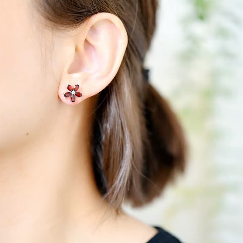 恋の成就 実りの象徴する石　フラワー ガーネットのスタッドピアス イヤリング　1月の誕生石