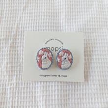 お花の中のうさぎ　刺繍ピアス/イヤリング