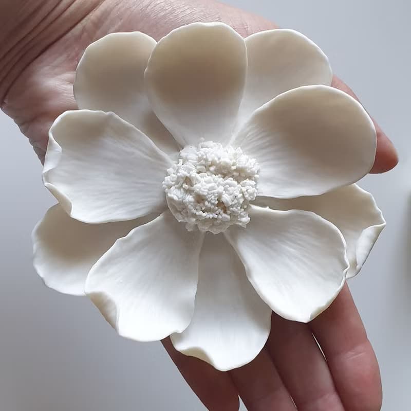瓷花  陶瓷花  白色的花是手工雕刻的