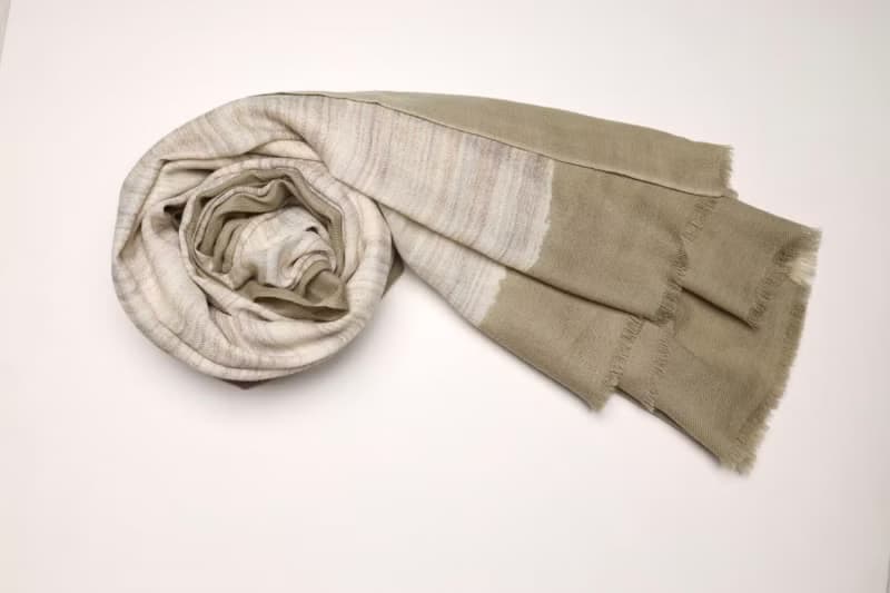 【聖誕禮物】喀什米爾手工古法印染山羊絨豆綠色圍巾披肩輕薄保