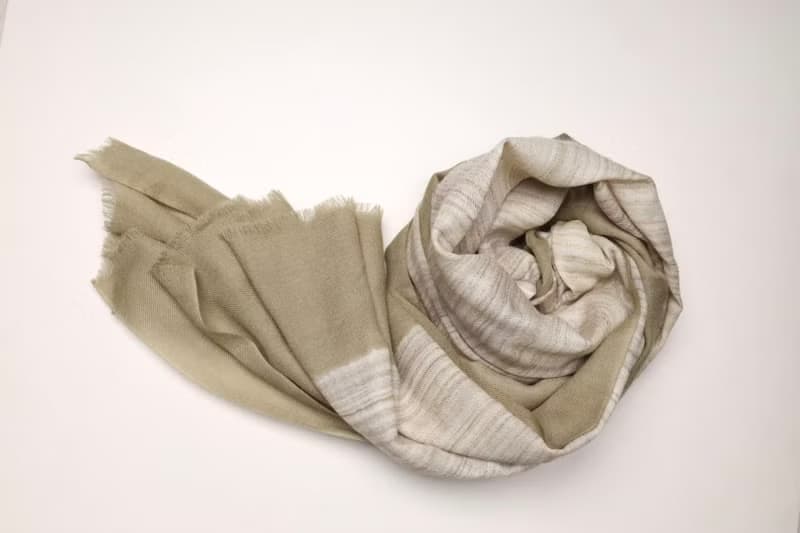 【聖誕禮物】喀什米爾手工古法印染山羊絨豆綠色圍巾披肩輕薄保