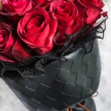 小香風花束附禮盒/香奈兒花束/永生花束/9朵厄瓜多大玫瑰/不凋花