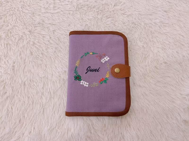 花圈姓名刺繡護照套  結婚禮物 情人節 畢業禮物 出國旅行 交換禮