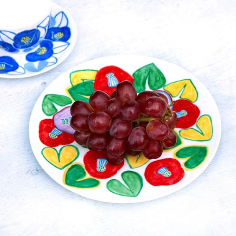 スマイルカメリアの色絵皿（磁器に上絵）