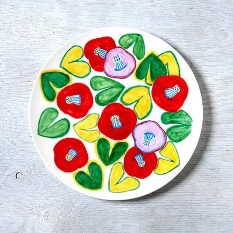 スマイルカメリアの色絵皿（磁器に上絵）