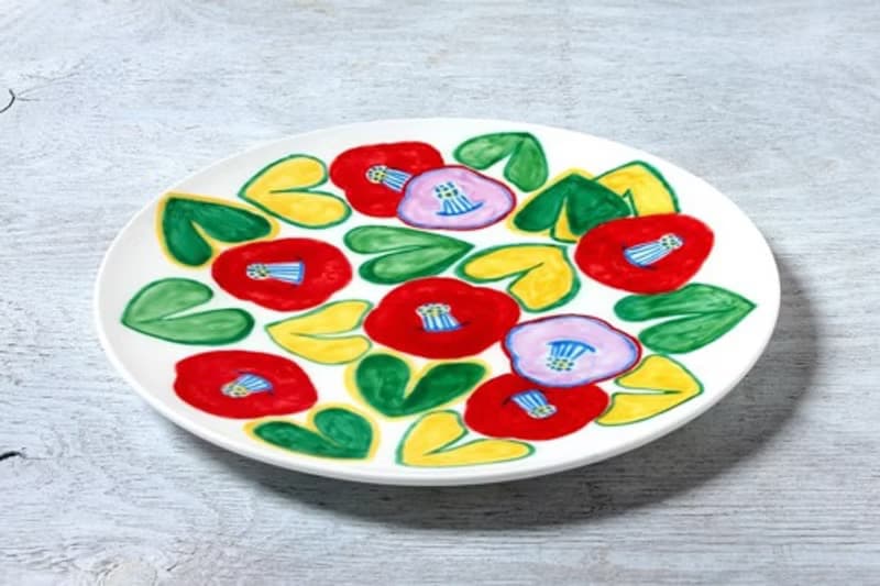 スマイルカメリアの色絵皿（磁器に上絵）