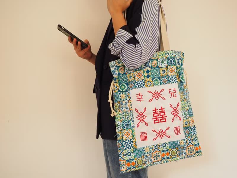 英國製作 懷舊幸福兒童 彩色瓷片 手挽側揹索繩袋