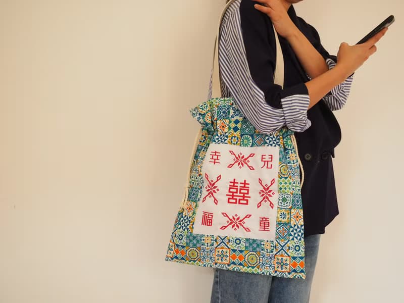 英國製作 懷舊幸福兒童 彩色瓷片 手挽側揹索繩袋