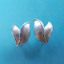 Vintage Jewelry 西洋古董飾品 TRIFARI 銀色調 雙葉 夾式耳環
