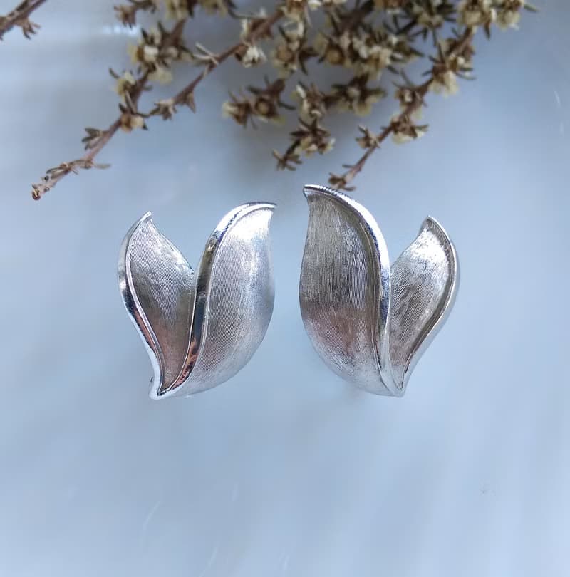 Vintage Jewelry 西洋古董飾品 TRIFARI 銀色調 雙葉 夾式耳環