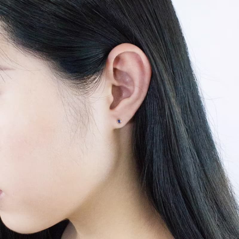 迷你天然藍寶石包鑲 純 14K 金耳環 2.5mm