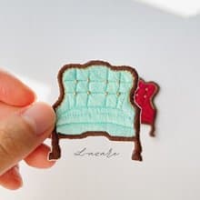 チョコミント好きに贈る1人掛けソファのブローチ