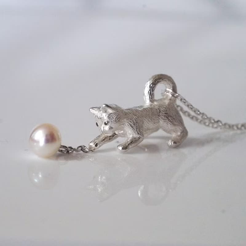 パールと白猫ペンダント