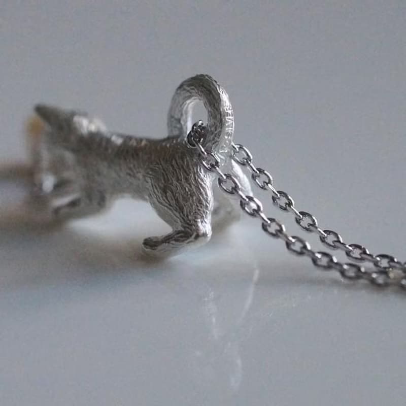 パールと白猫ペンダント