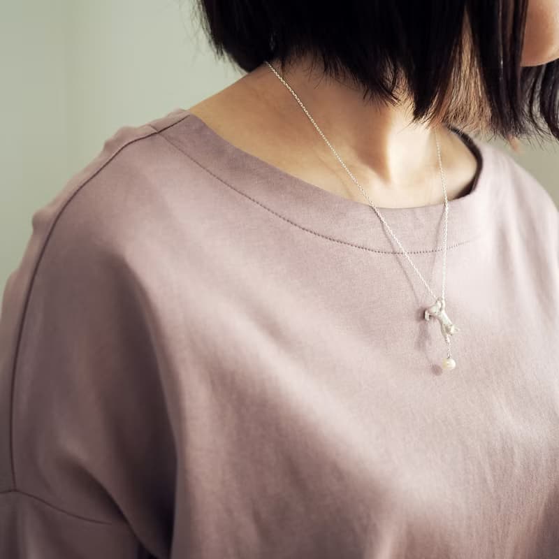 パールと白猫ペンダント